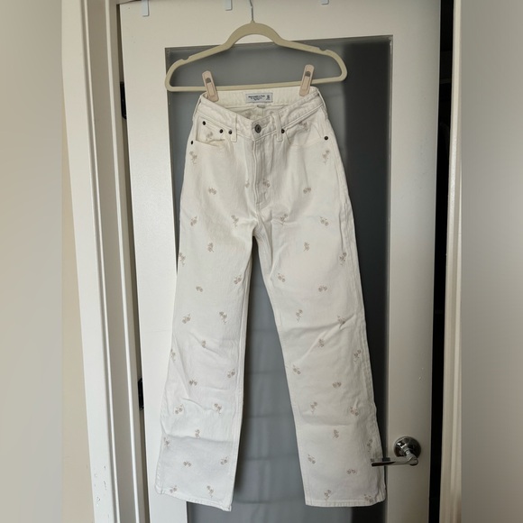 Abercrombie High Rise 90s Relaxed Jean in Cream Embroidered - Curve Love, Short - Picture 8 of 8